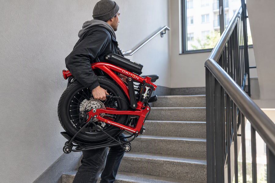 Urban-E-Faltrad im Treppenhaus tragen: Griffe, Balance und sichere Handgriffe