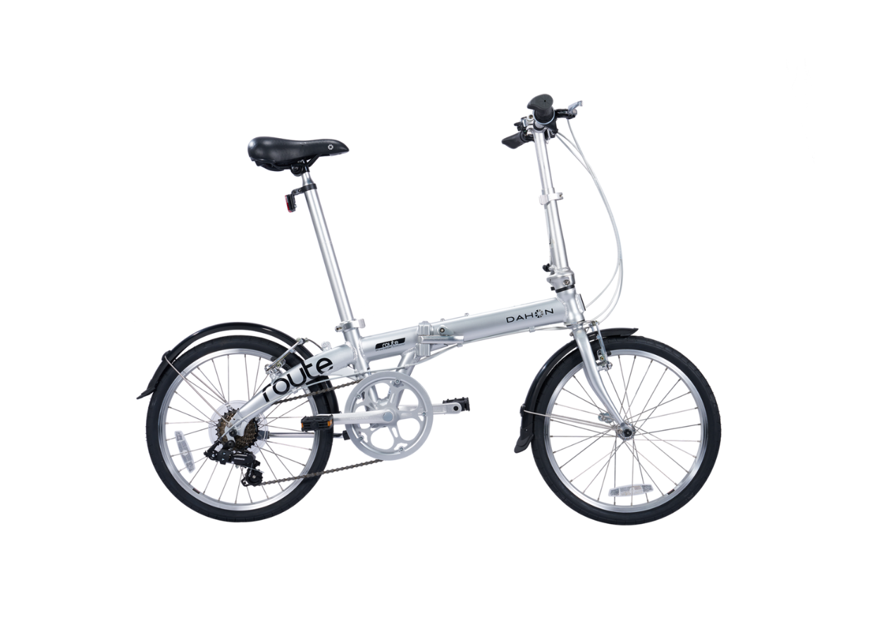 Das Bild zeigt das DAHON Route als Faltrad für die Beurteilung von Faltvorgang und Bedienbarkeit im Alltag.