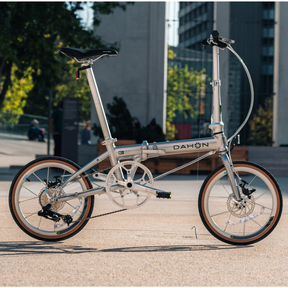 Silbernes DAHON Faltrad mit kompaktem Rahmen in Seitenansicht