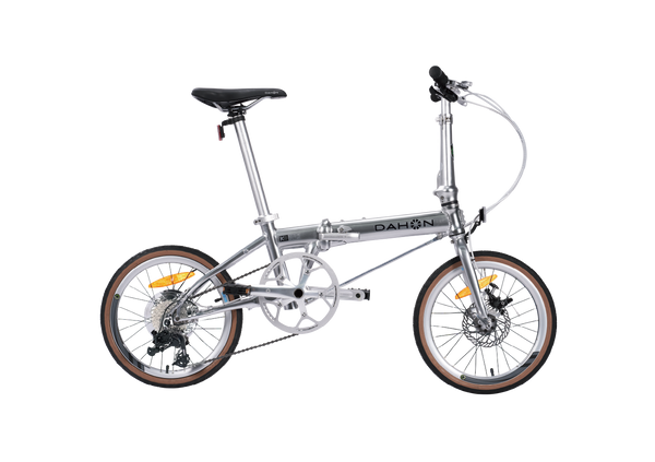 Silbernes Dahon K9 Faltrad mit 20-Zoll-Laufrädern, Scheibenbremsen und kompaktem Rahmen