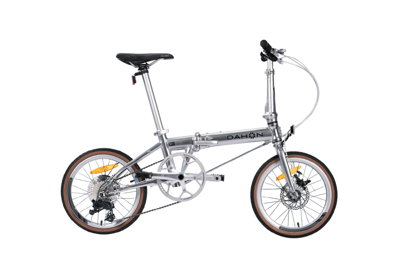 Silbernes Dahon K9 Faltrad mit 20-Zoll-Laufrädern, Scheibenbremsen und kompaktem Rahmen