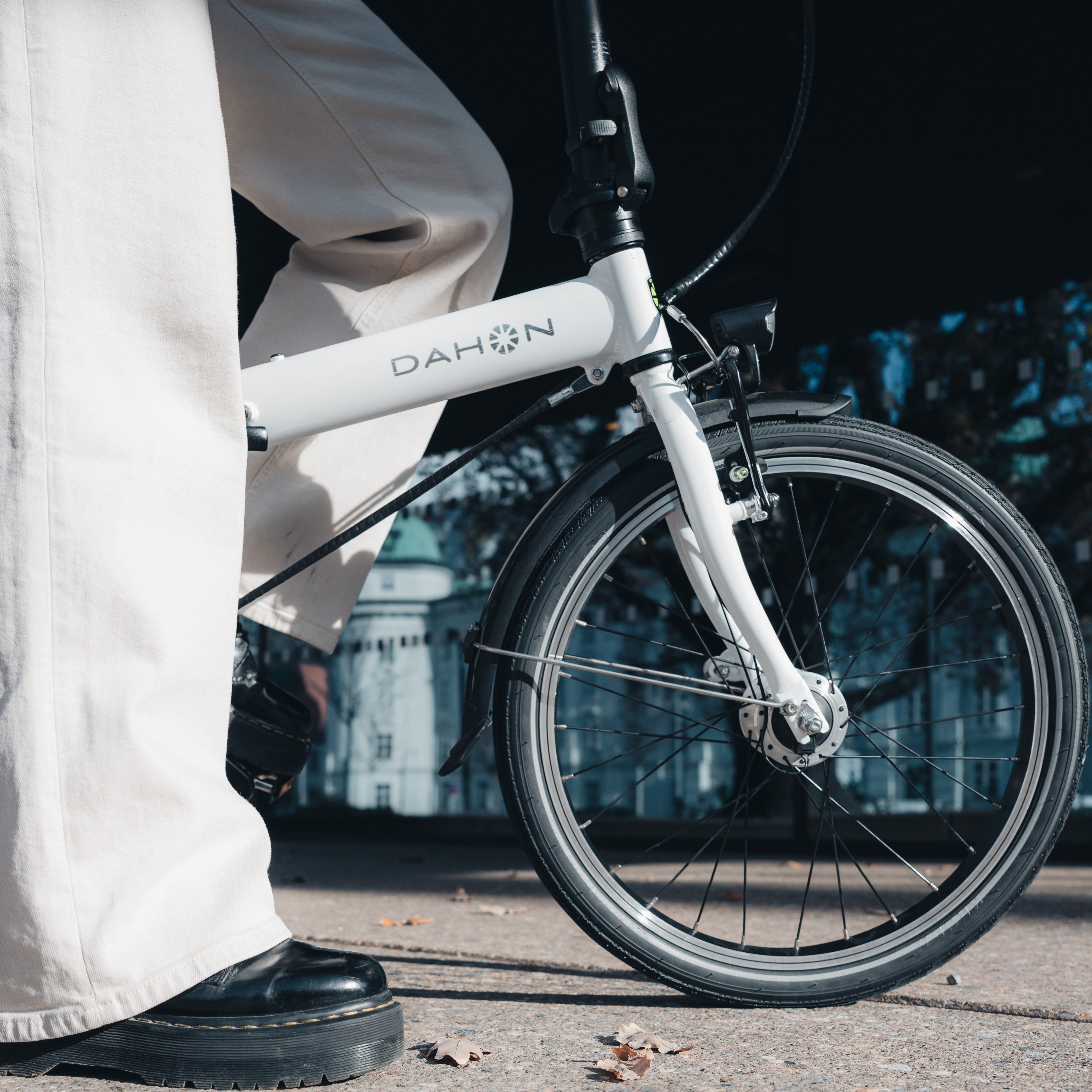 DAHON 折りたたみ自転車 ホワイト/ブラック Low-Maintenance City Bike | Dahon HIT i3 Folding Bike